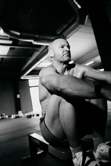 Sportif sur un rameur, noir et blanc