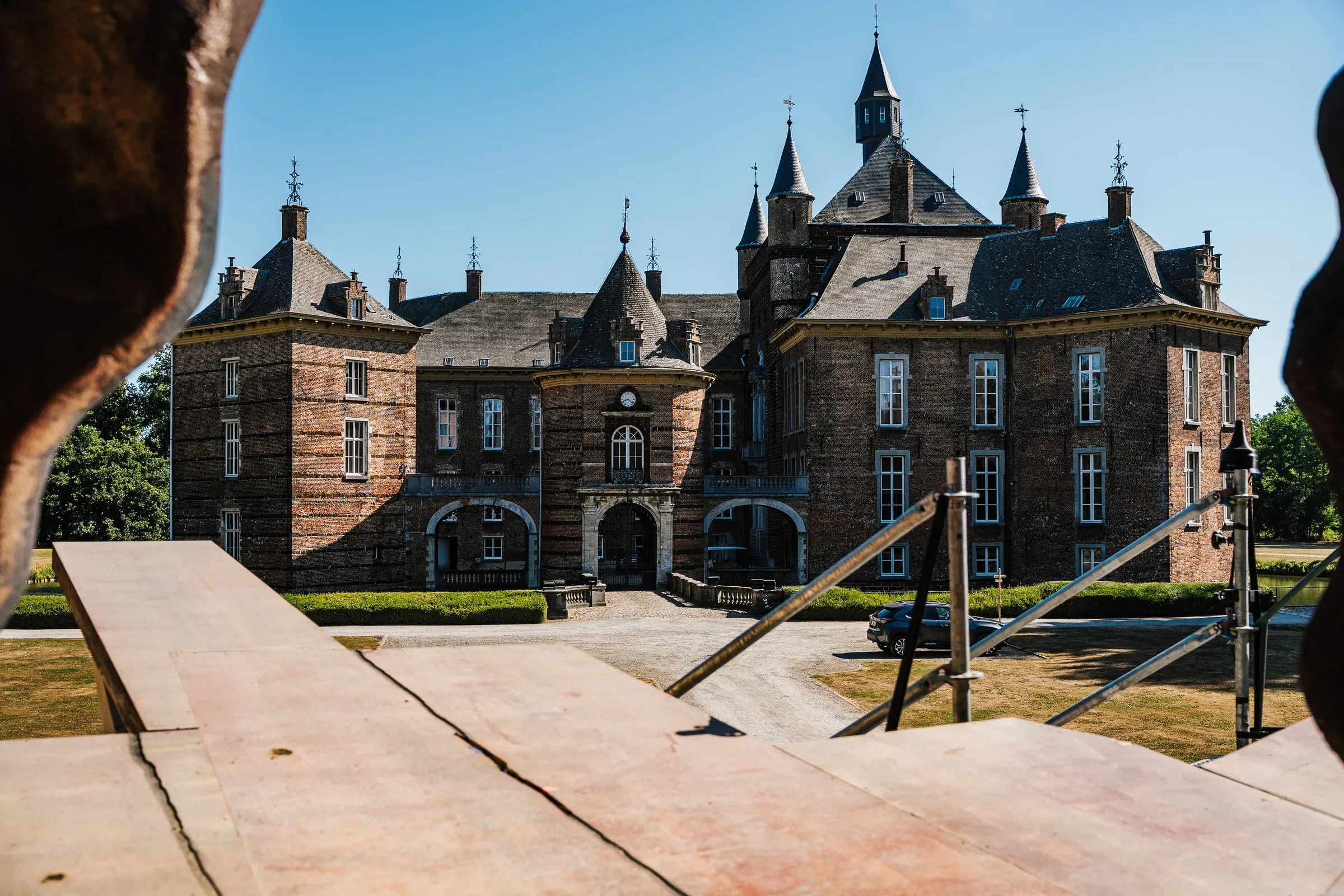 Château de Mérode vu depuis une scène en bois