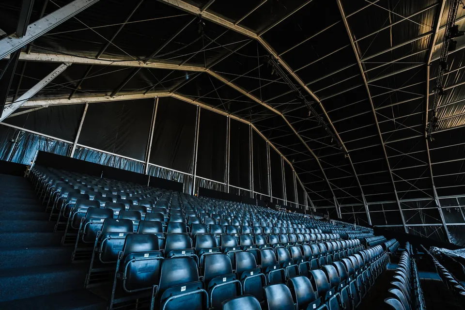 Gradins vides sous une grande structure couverte