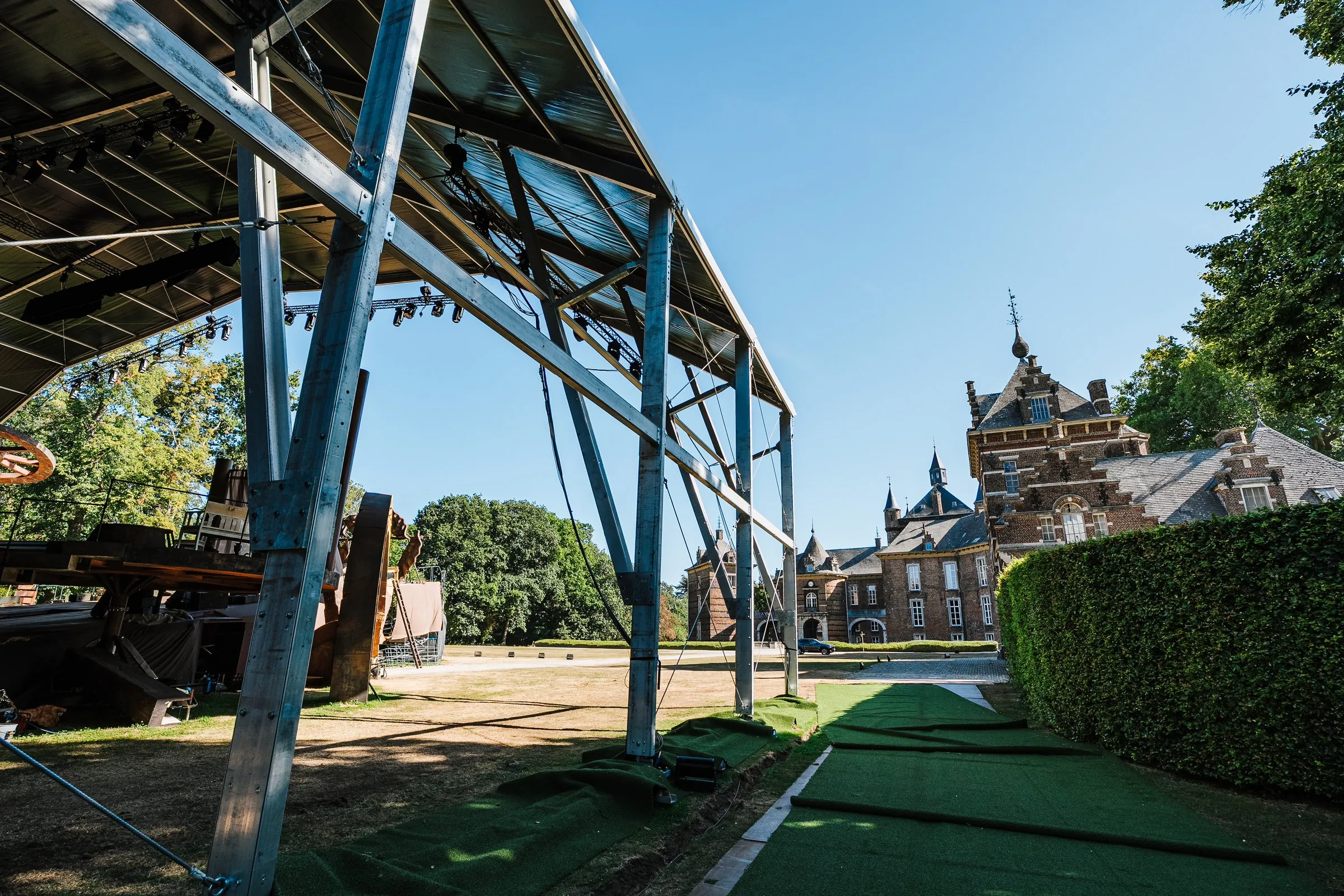 Structure métallique de la scène avec le château au loin