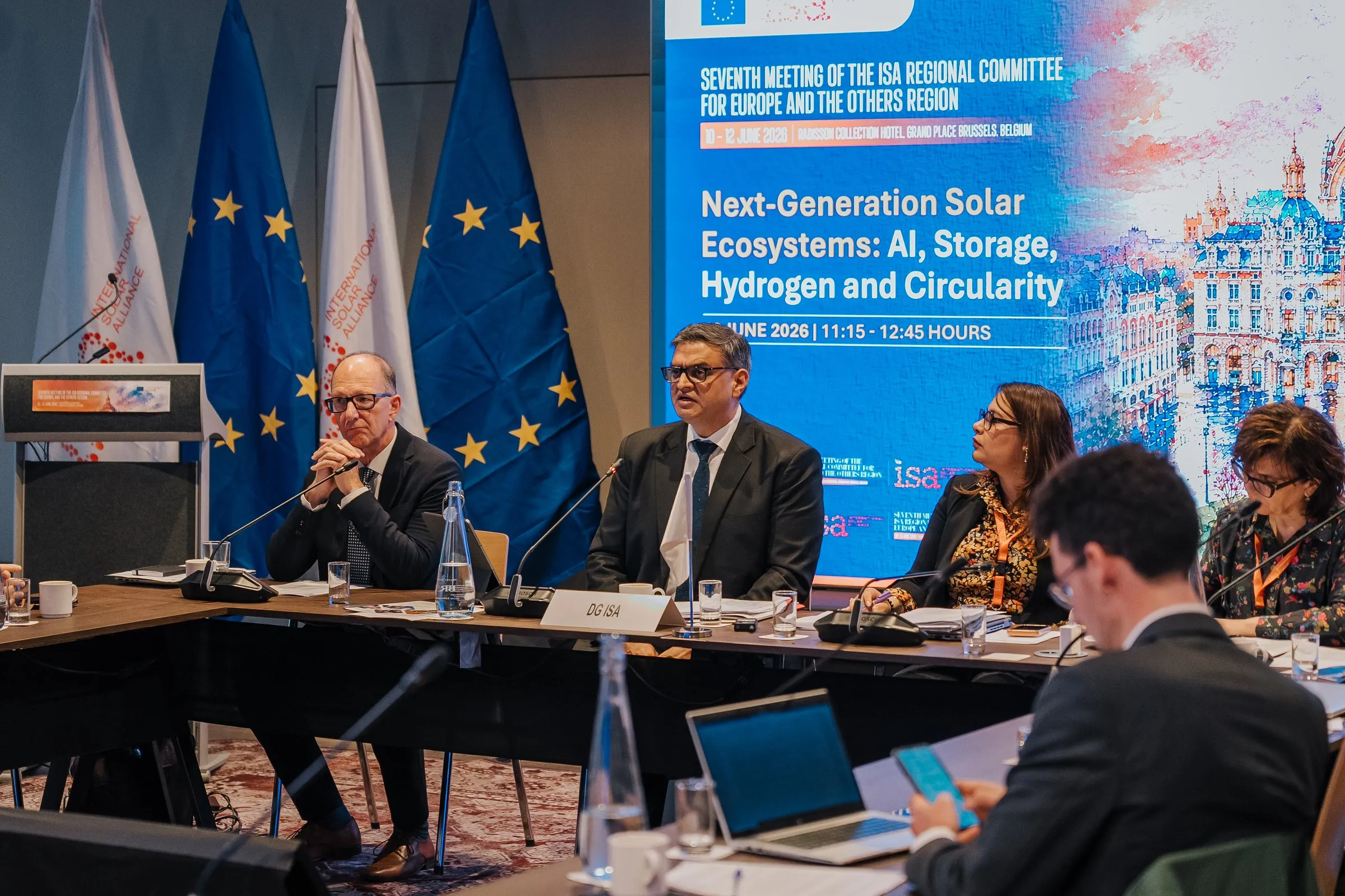 Table ronde devant un écran de présentation