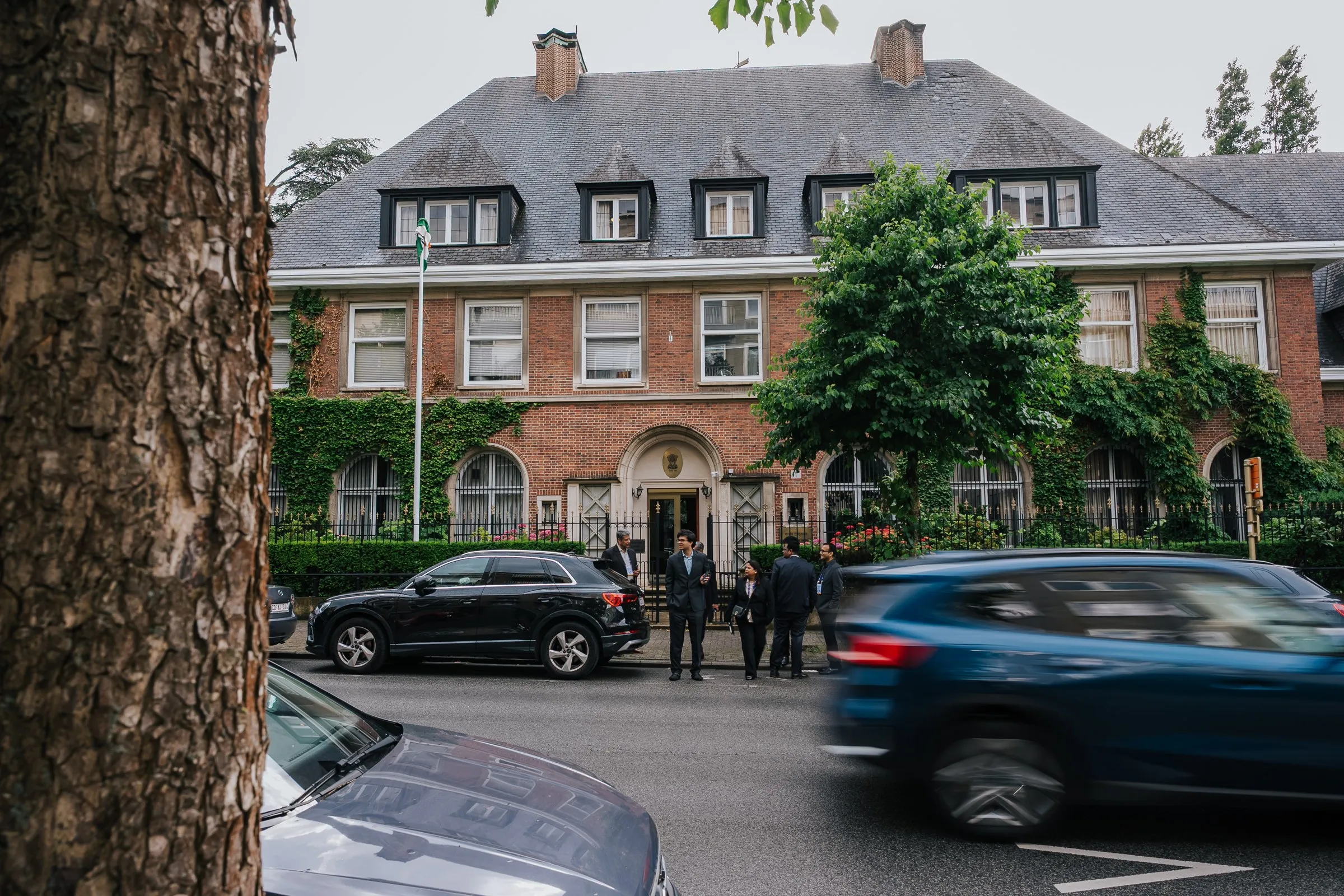 Front of an official residence seen from the street