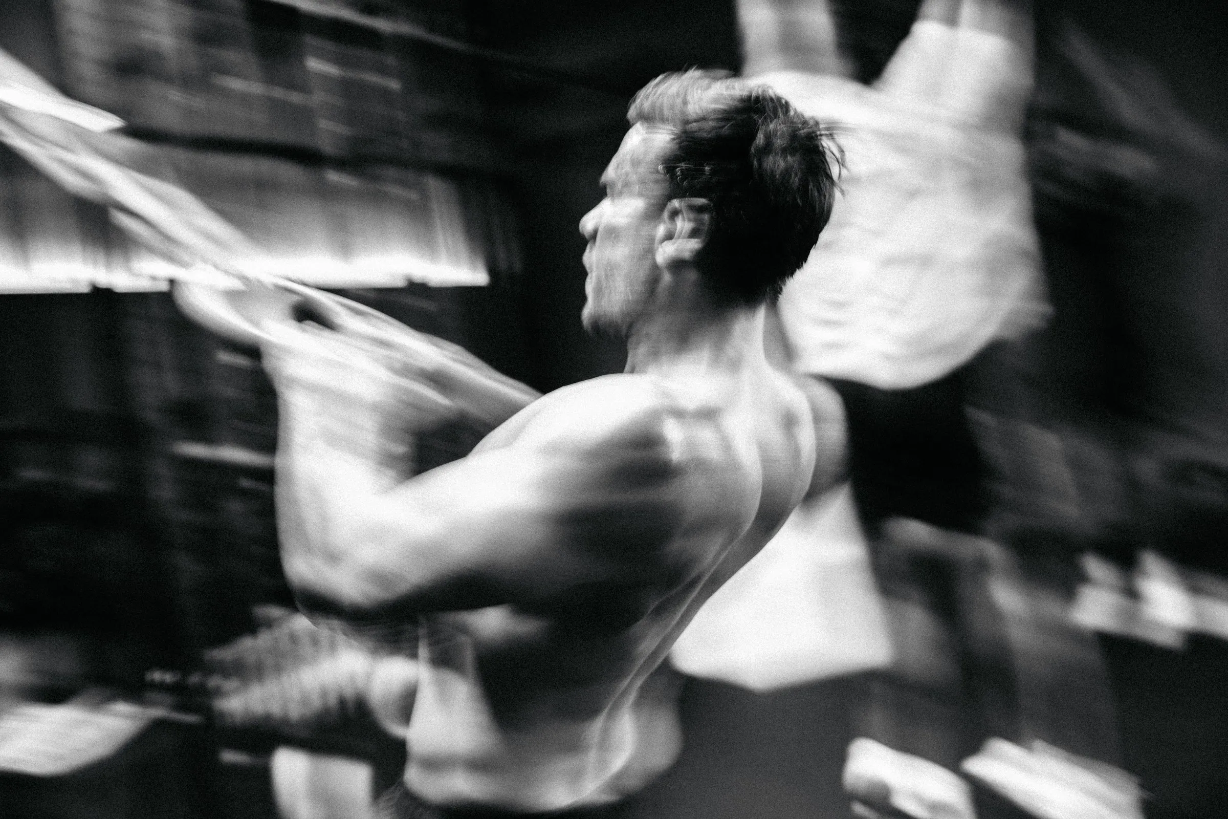 Athlète en mouvement, flou de vitesse en noir et blanc