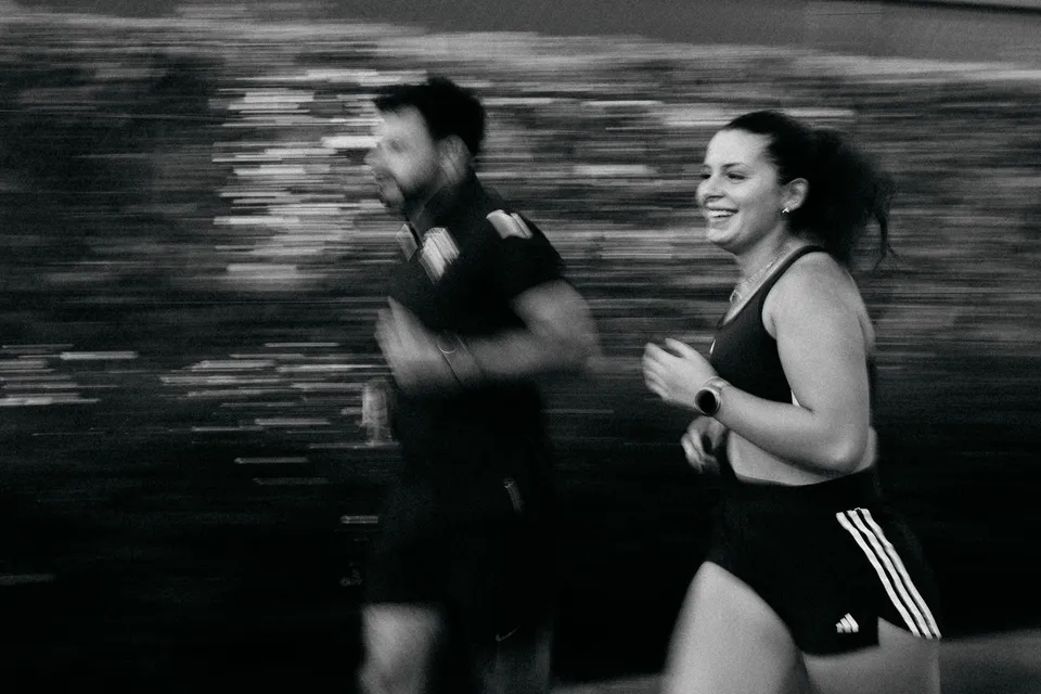 Deux coureurs en plein effort, filé en noir et blanc