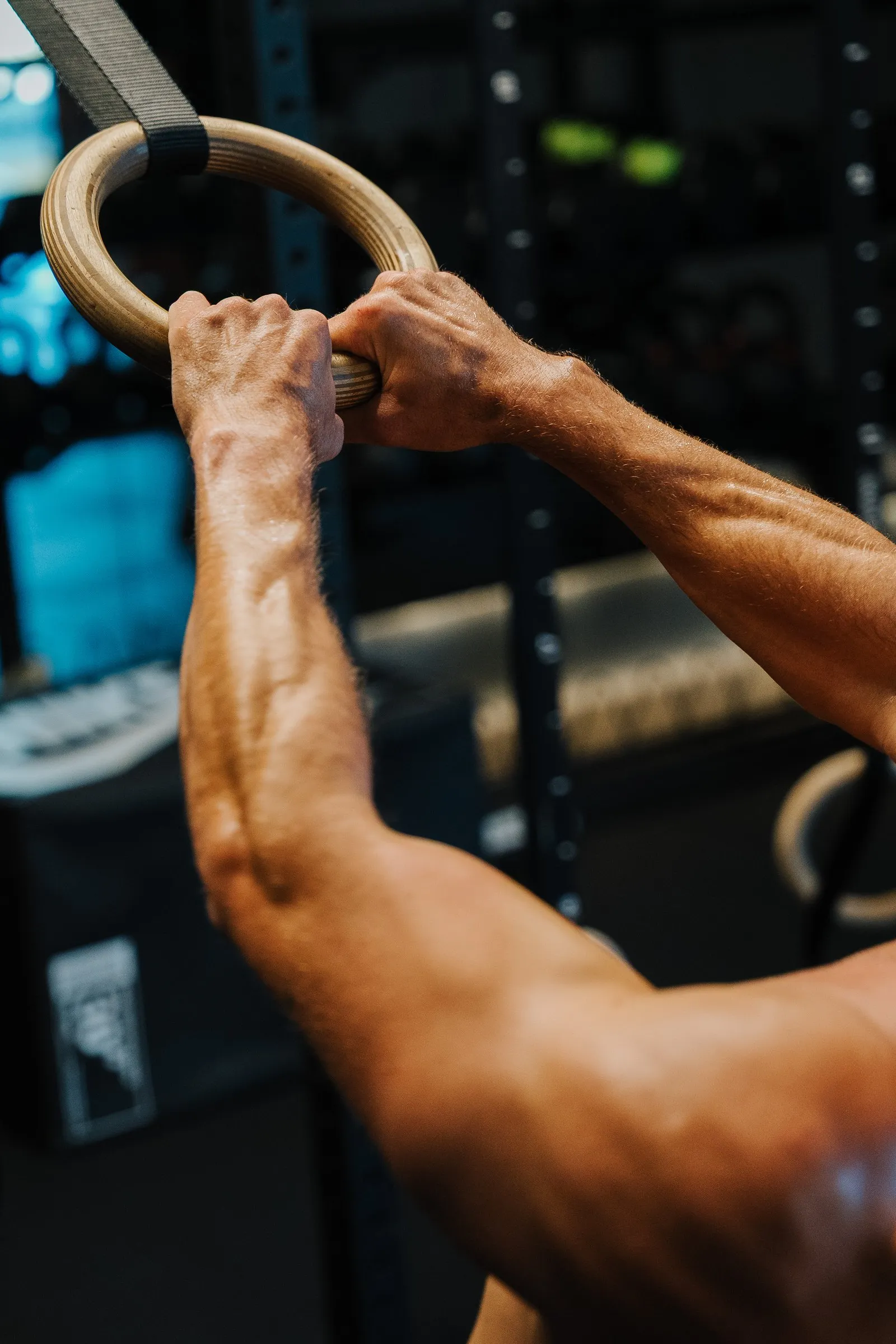 Mains agrippées à un anneau de gymnastique