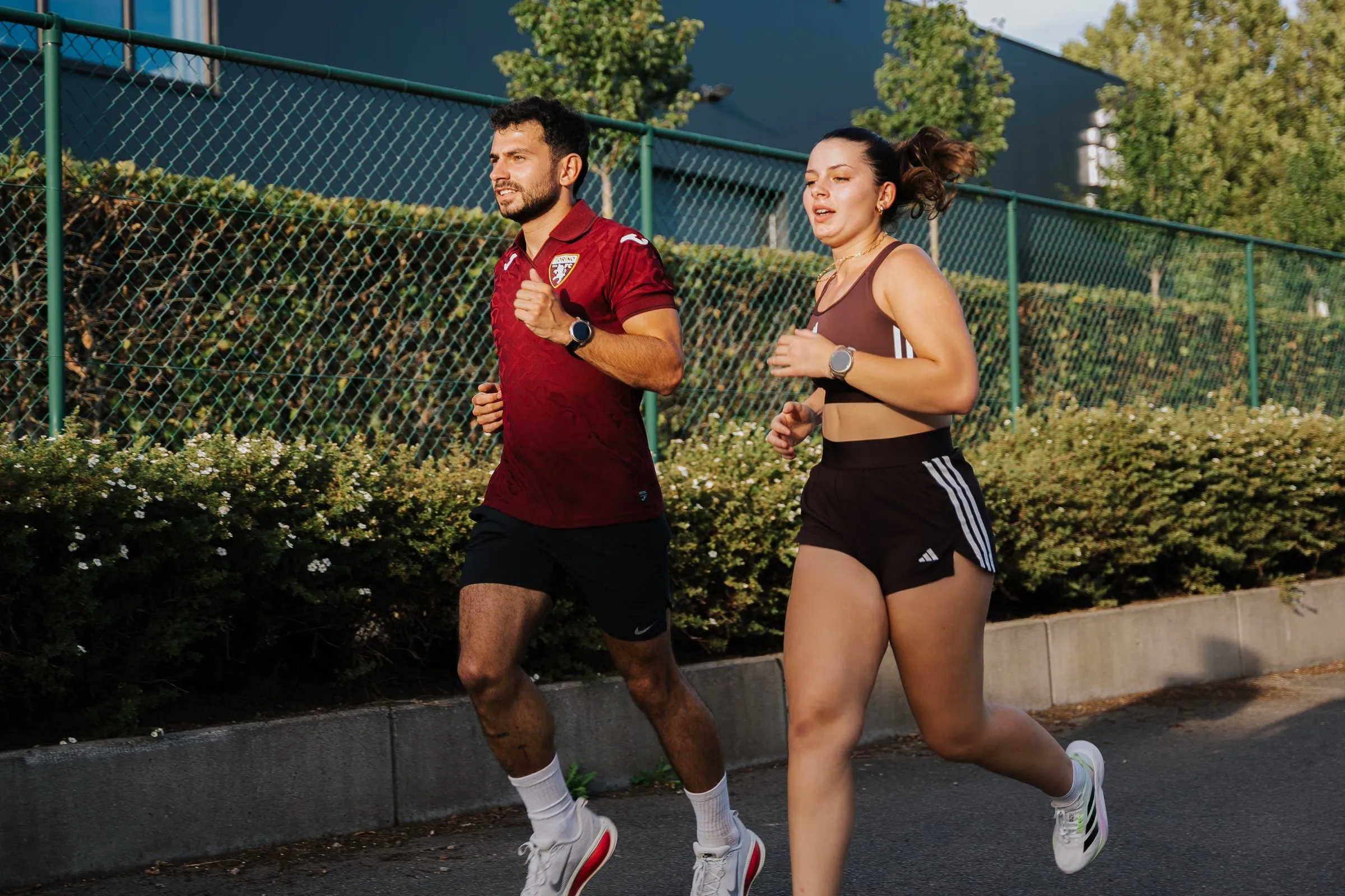 Deux coureurs sur un parcours extérieur