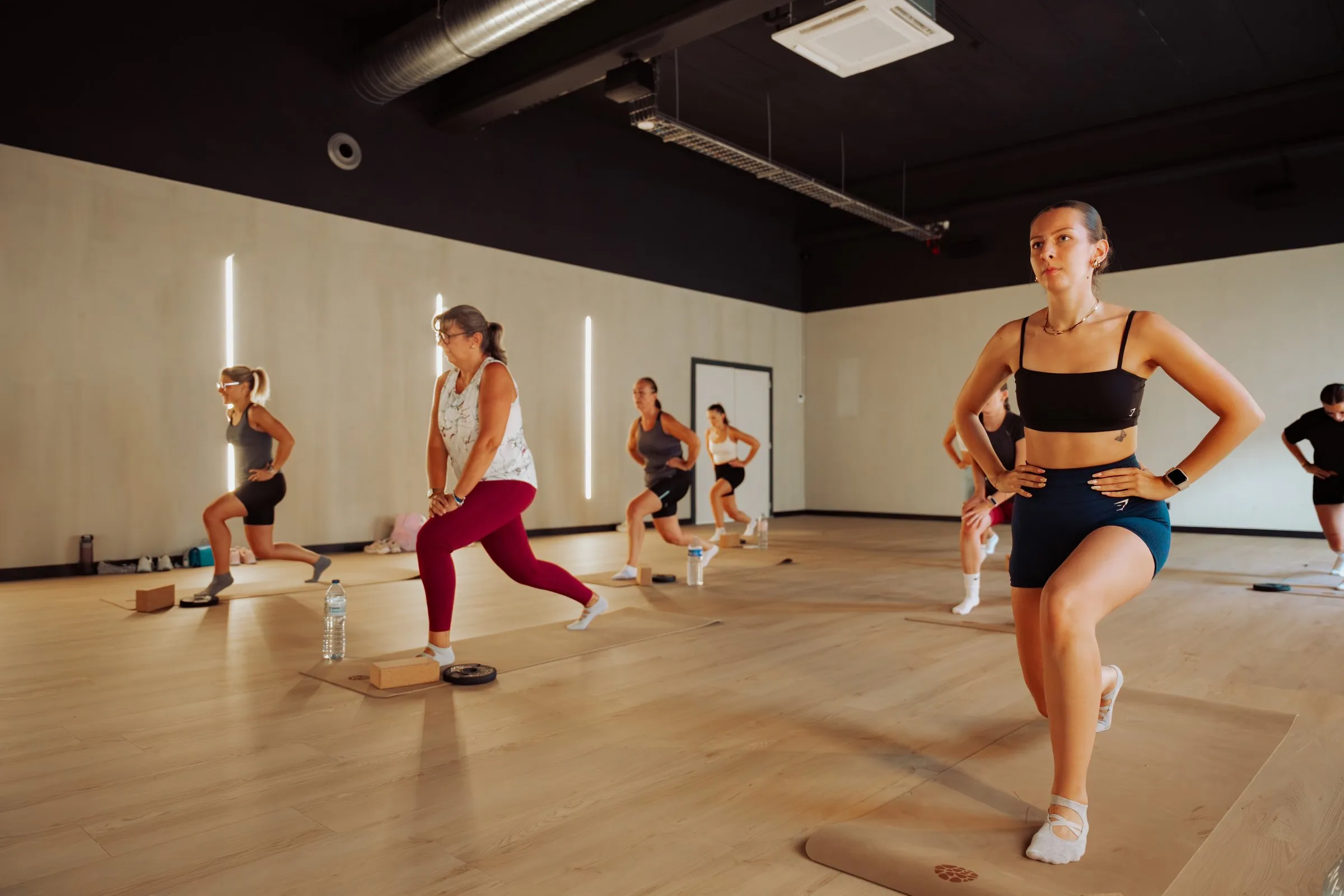 Cours collectif dans un studio lumineux