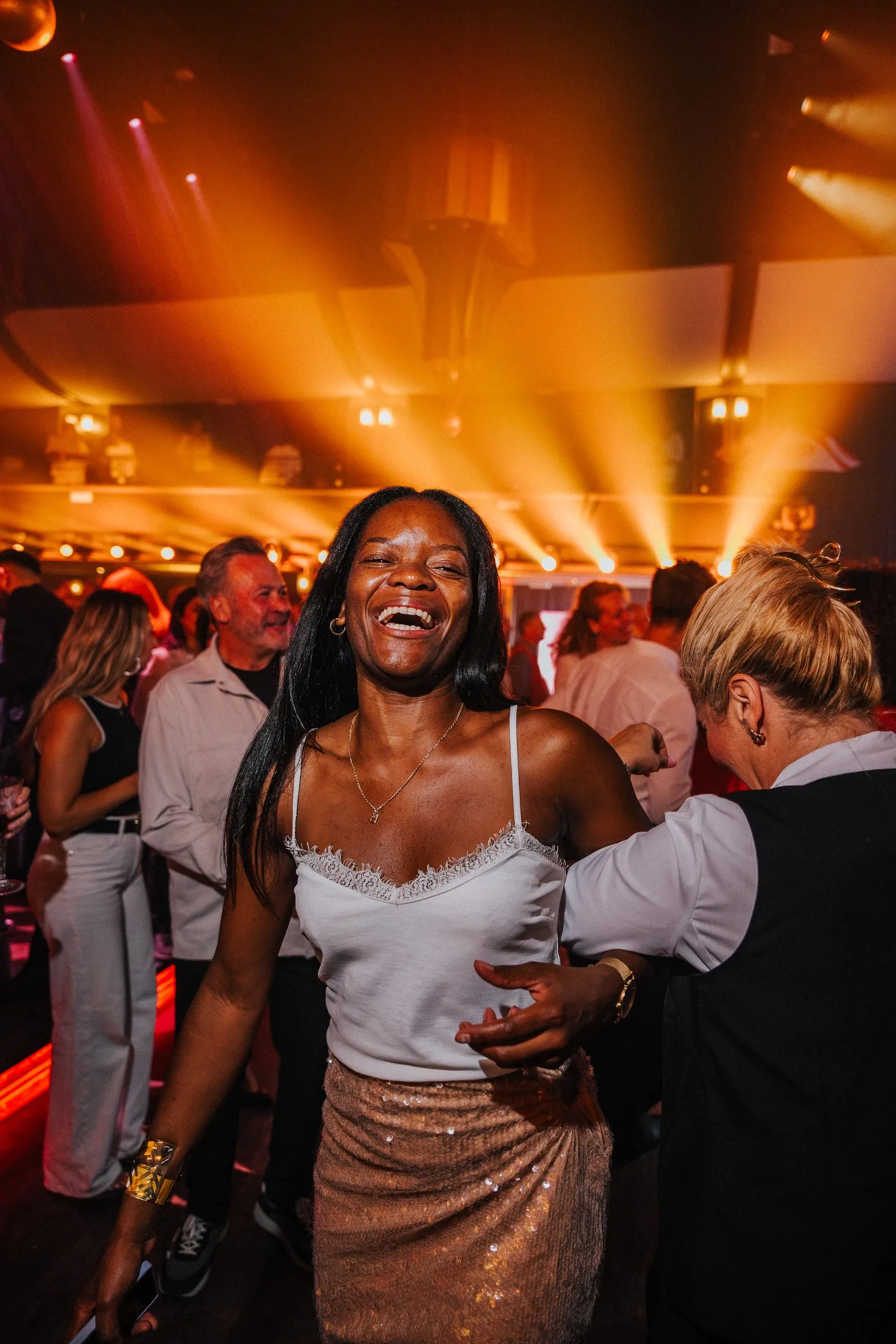 Invitée qui danse dans une lumière orangée