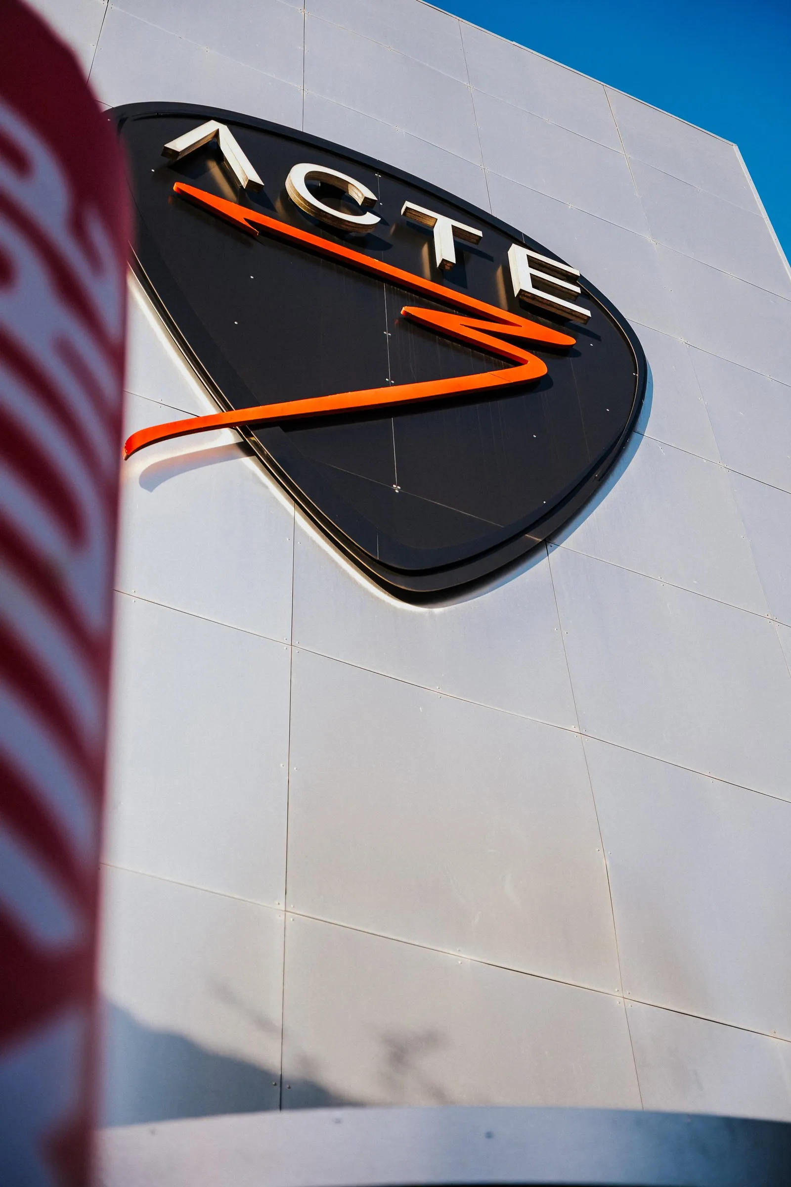 Enseigne Acte 3 sur une façade blanche